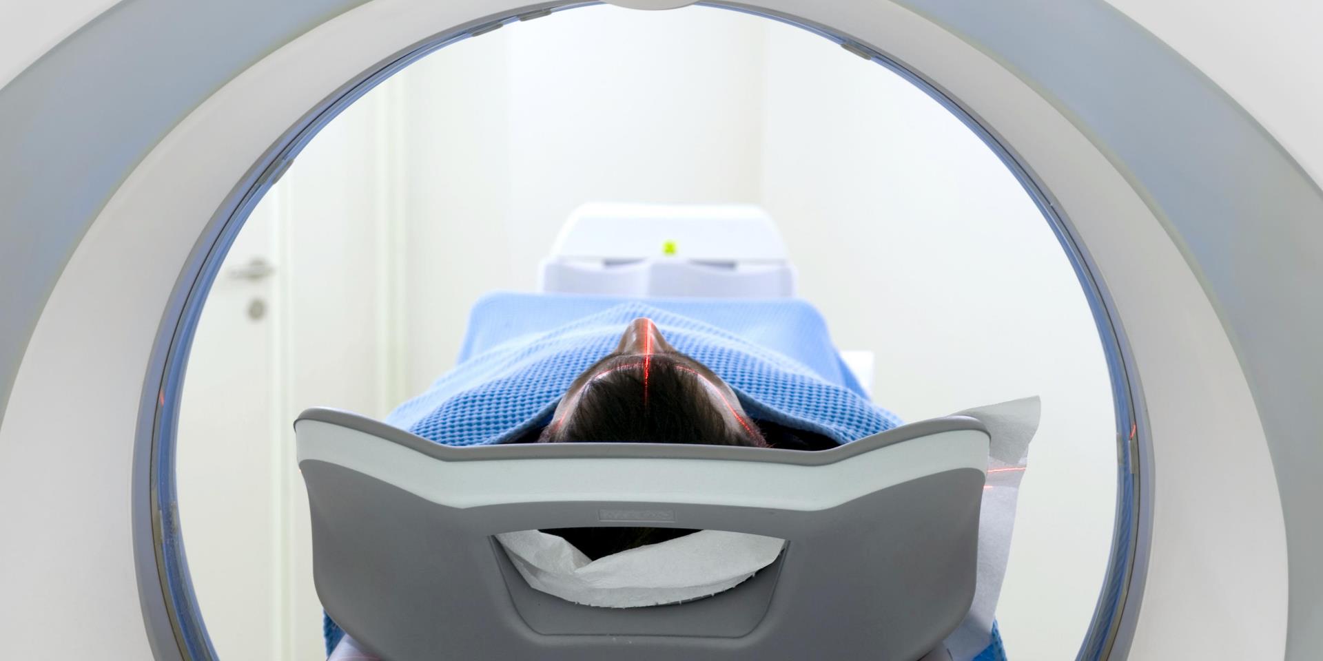 בחור שוכב בתוך מכונת MRI
